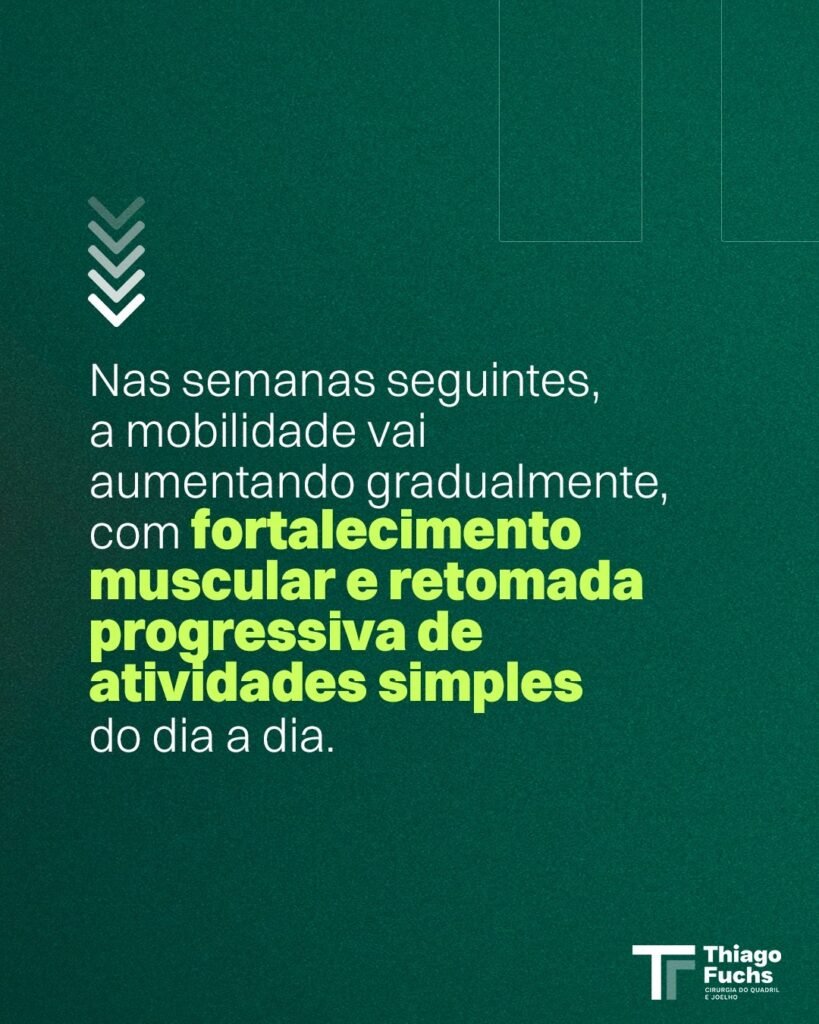 Nas semanas seguintes, a mobilidade vai aumentando gradualmente, com fortalecimento muscular e retomada progressiva de atividades simples do dia a dia.