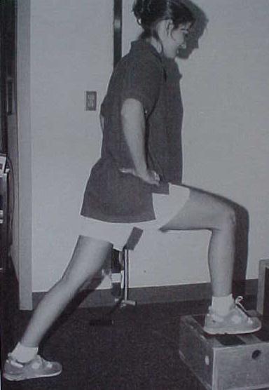 Fig .8. Degrau frontal. Fortalecimento VMO. Fonte: Wilk KE, Reinold MM. Sports Med Arthrosc Rev. 2001; 9(4): 331